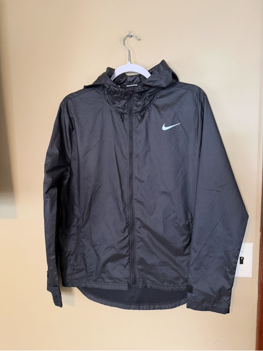 Nike Women's Black Hooded Running Windbreaker Jacket - Picture 2 of 8